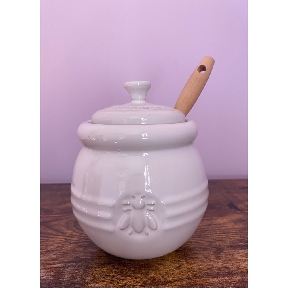 Le Creuset White Stoneware Honey Pot with Silicone Dipper - LIKE NEW